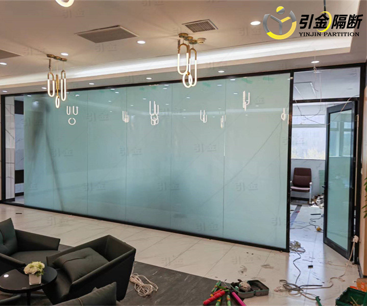 祝賀：青島城陽會議室電控調光玻璃隔斷安裝調控中